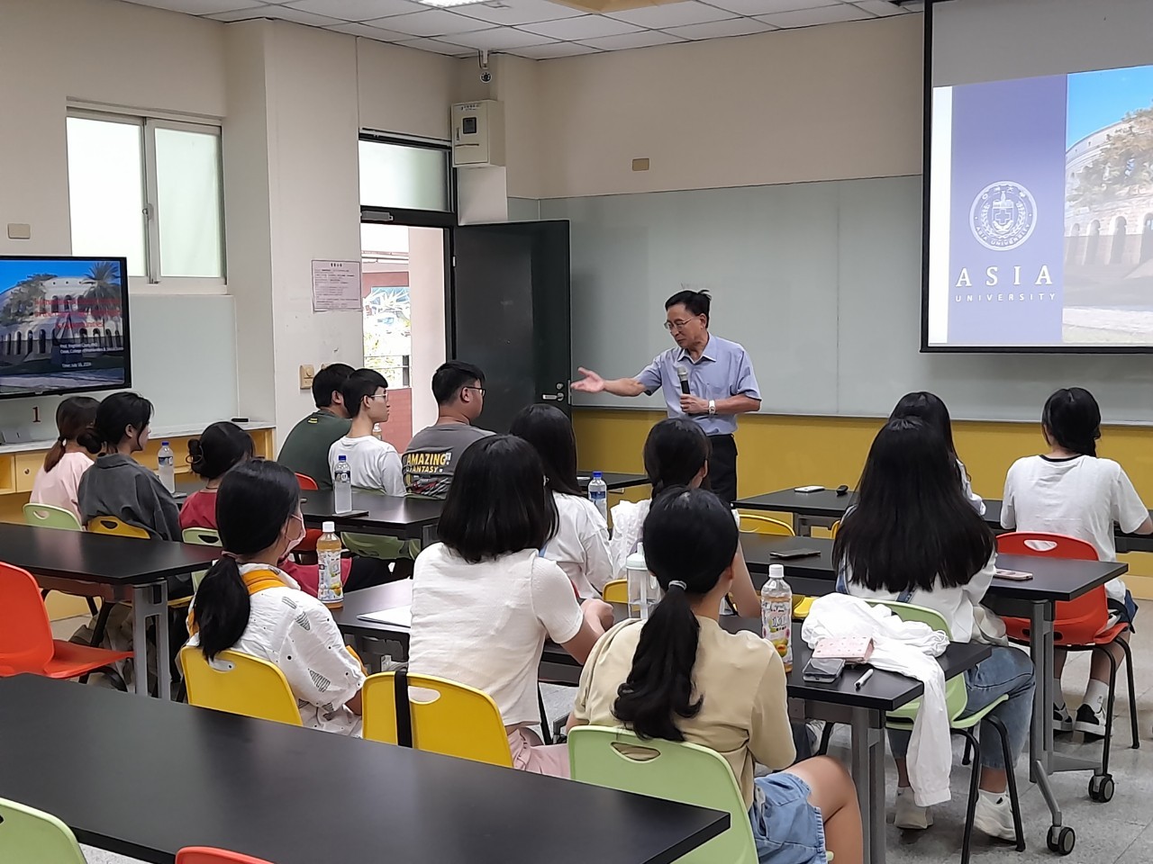 图为亚大人社学院长陈英辉，强调跨领域学习的重要性。