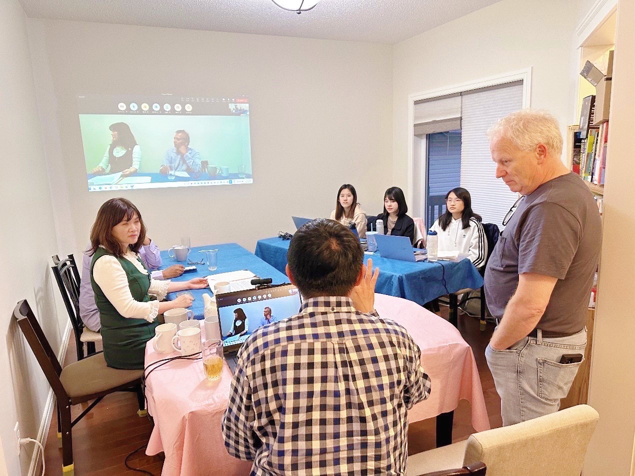 圖為亞大社工系江冠影同學(左)，教導印度婦女使用電腦基本功能、文書軟體。