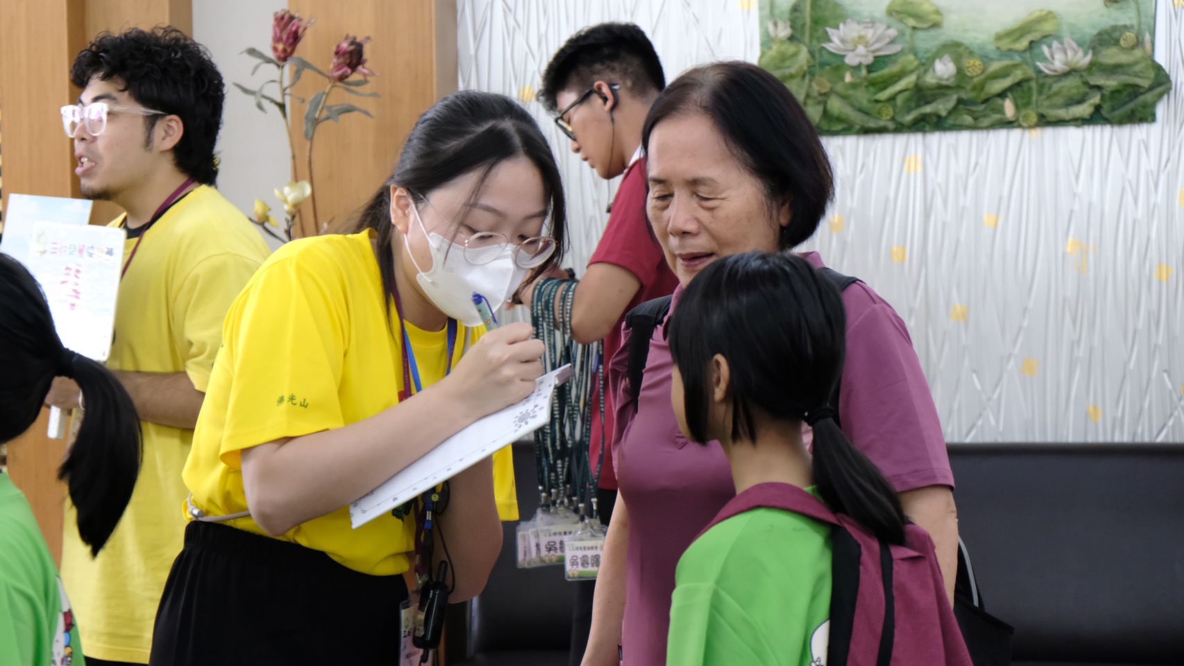 图为印度Chetpet Tamil Baptist Church教会小朋友，带领亚大社工系师生，至社区宣导环保观念。