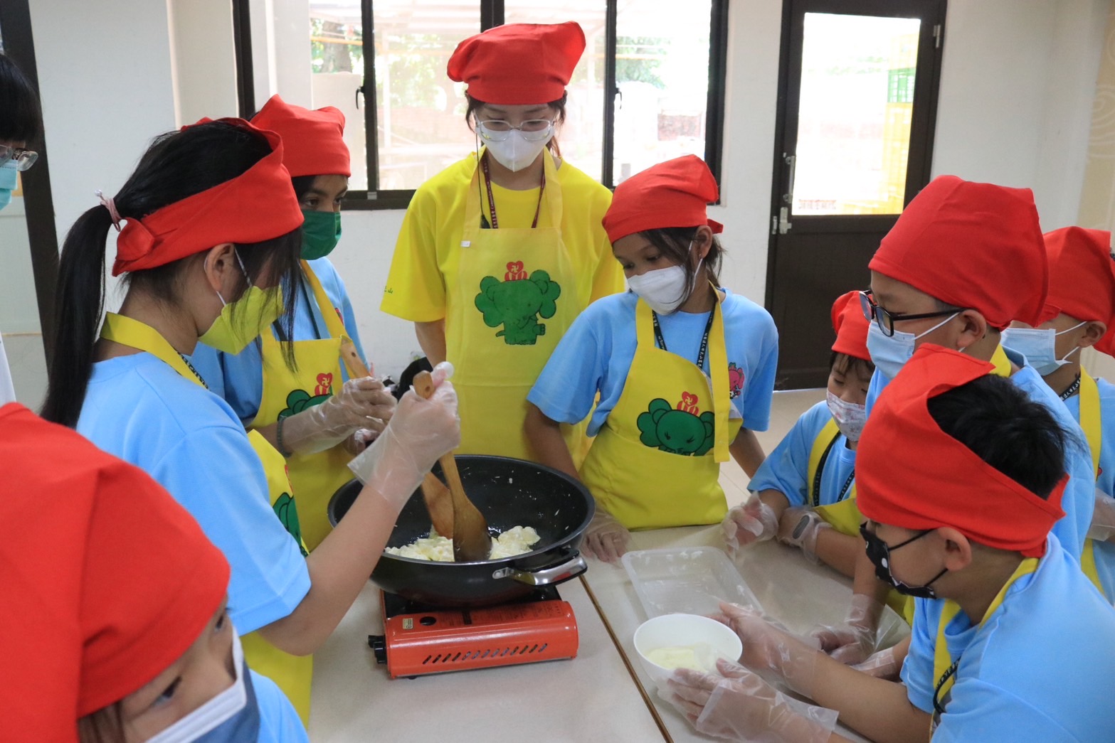 图为亚大社工系江冠影同学(左)，教导印度妇女使用电脑基本功能、文书软件。