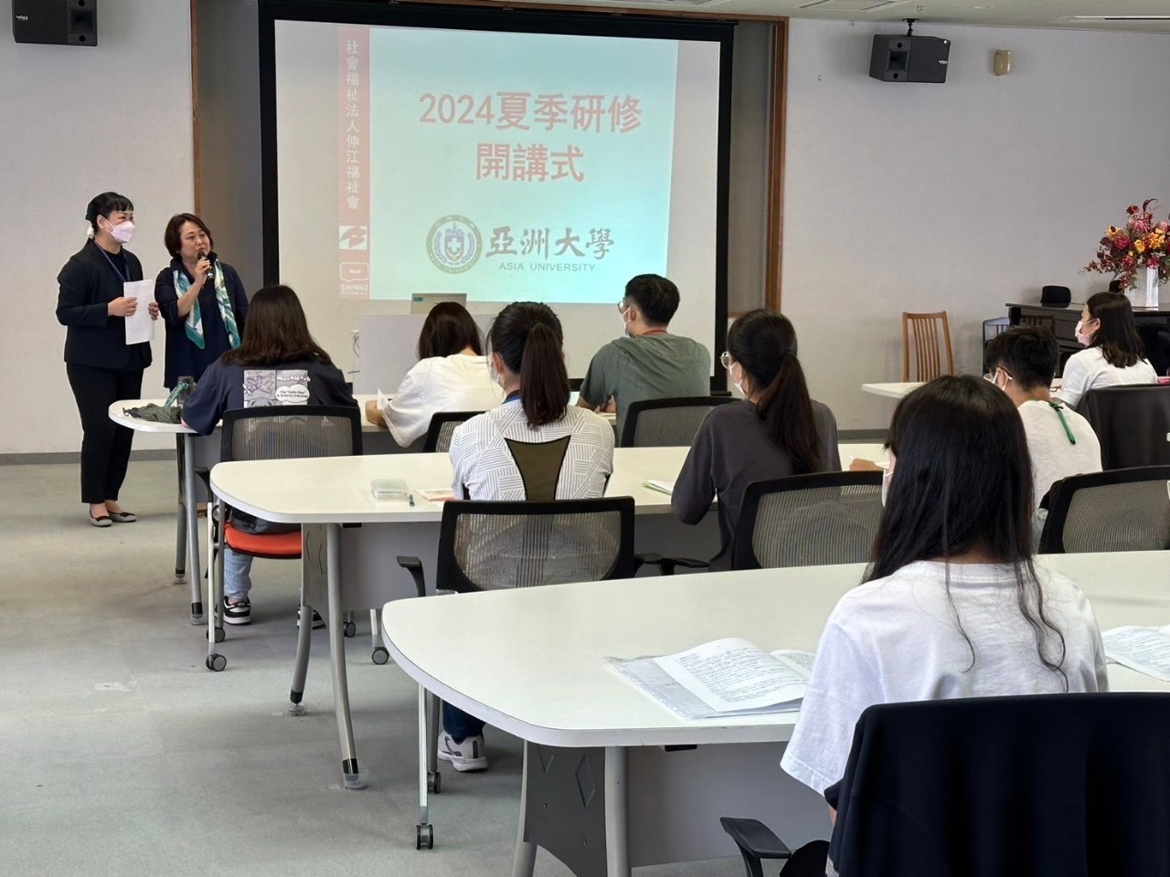 图为亚大社工系江冠影同学(左)，教导印度妇女使用电脑基本功能、文书软件。