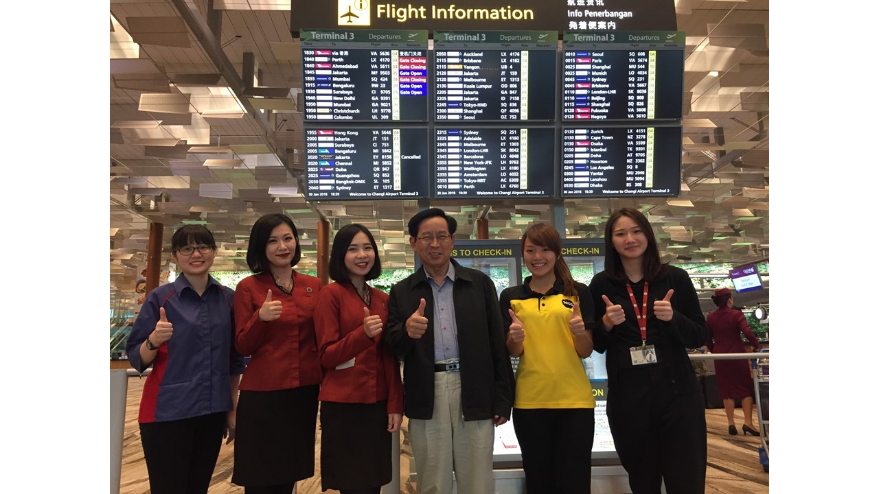 Prof. Yinghuei Chen visited his internship students (from the Department of Foreign Languages & Literature) at Changi International Airport, Singapore.