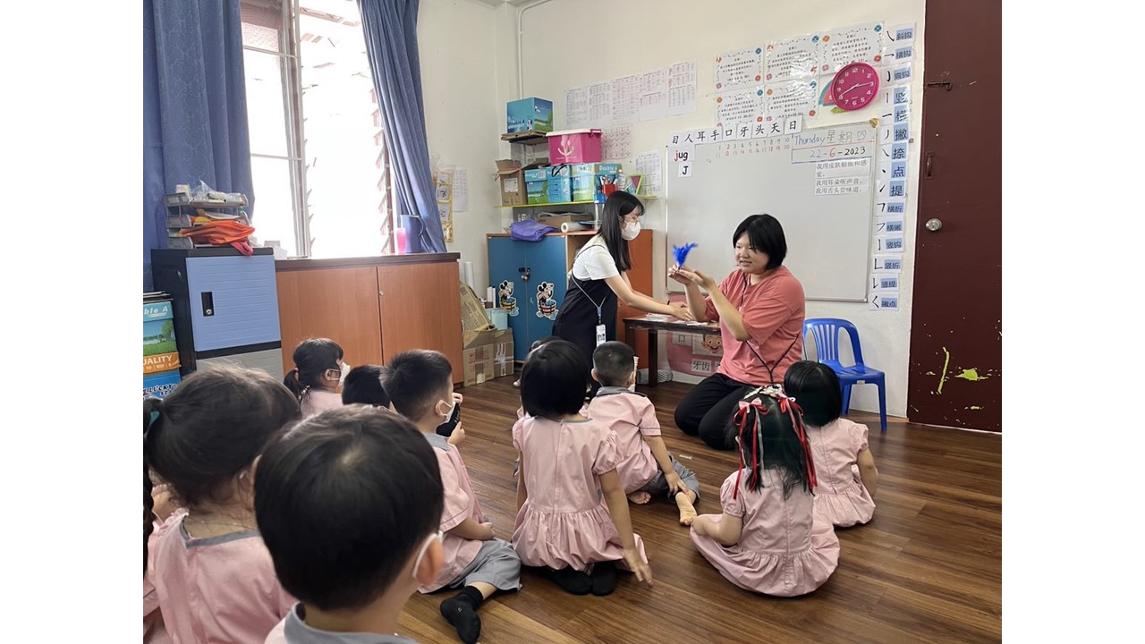 亚大幼教系同学，在马来西亚实习时，教导台湾夜市文化