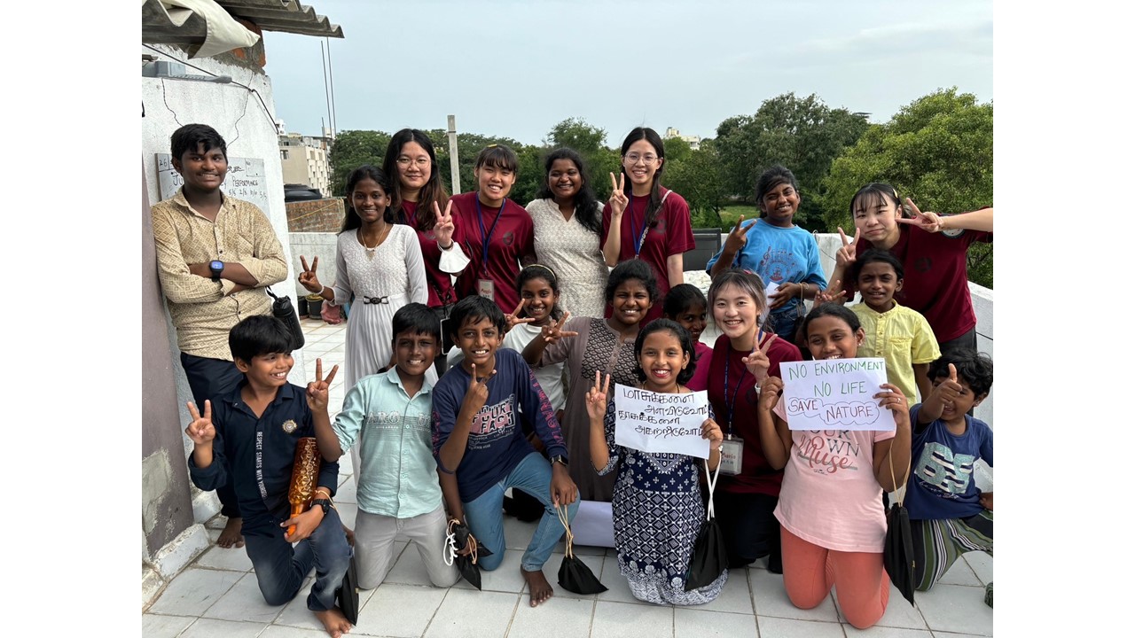 圖為印度Chetpet Tamil Baptist Church教會小朋友，帶領亞大社工系師生，至社區宣導環保觀念